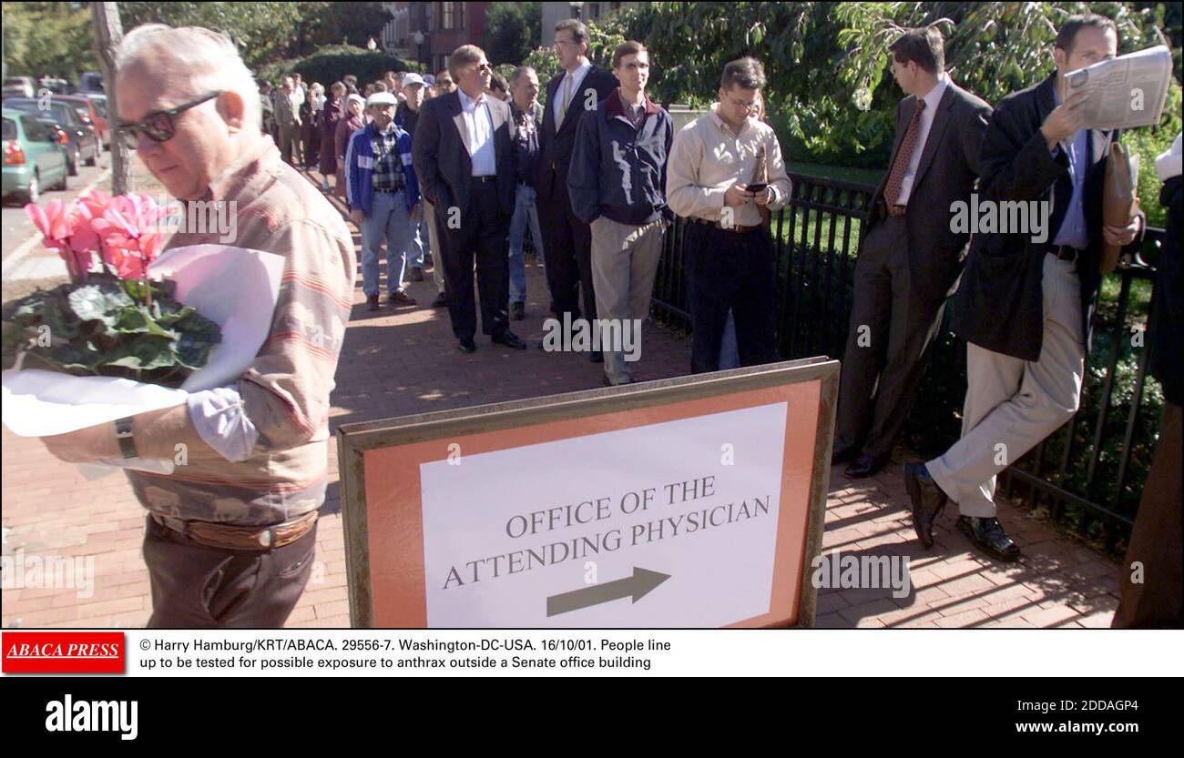 NO FILM, NO VIDEO, NO TV, NO DOCUMENTARY - © Harry Hamburg/KRT/ABACA. 29556-7. Washington-DC-USA. 16/10/01. People line up to be tested for possible exposure to anthrax outside a Senate office building Stock Photo