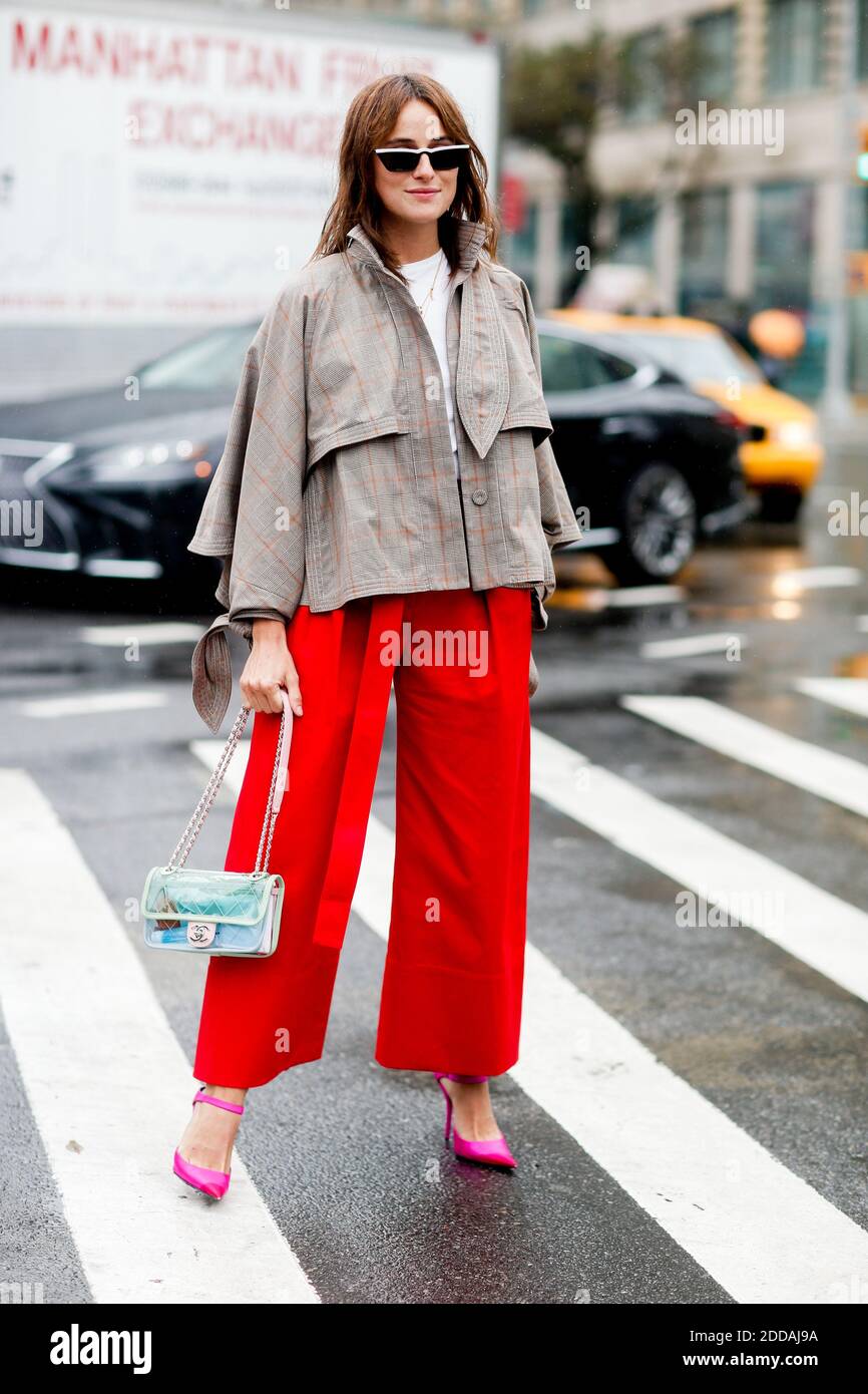 Street style, Olivia Palermo arriving at Valentino spring summer 2019  ready-to-wear show, held at Invalides, in Paris, France, on September 30th,  2018. Photo by Marie-Paola Bertrand-Hillion/ABACAPRESS.COM Stock Photo -  Alamy