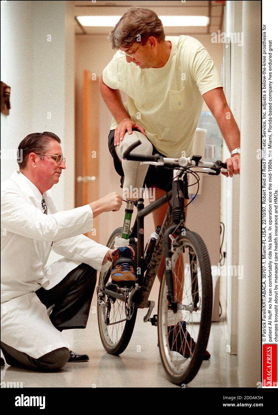 NO FILM, NO VIDEO, NO TV, NO DOCUMENTARY - © Patrick Farell/KRT/ABACA.  30707-1. Miami-FL-USA, 22/10/97. Robert Reid of Reid Prosthetic Service,  Inc. adjusts a below-the-knee prosthesis for patient Al Huff so he