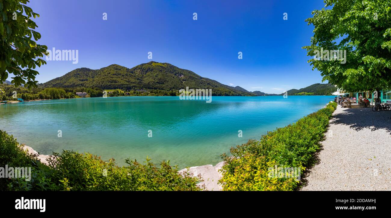 Austria, Salzburg, Fuschl am See, Promenade along Lake Fuschl in summer with Filbling in background Stock Photo