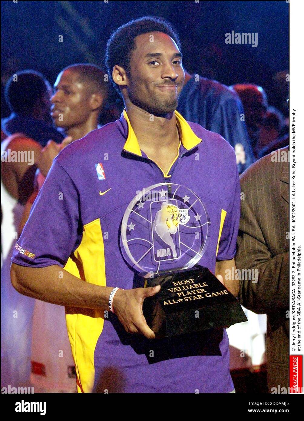 NO FILM, NO VIDEO, NO TV, NO DOCUMENTARY - © Jerry Lodriguss/KRT/ABACA. 32293-3. Philadelphia-PA-USA. 10/02/2002. LA Laker Kobe Bryant holds the MVP trophy at the end of the NBA All-Star game in Philadelphia. Stock Photo
