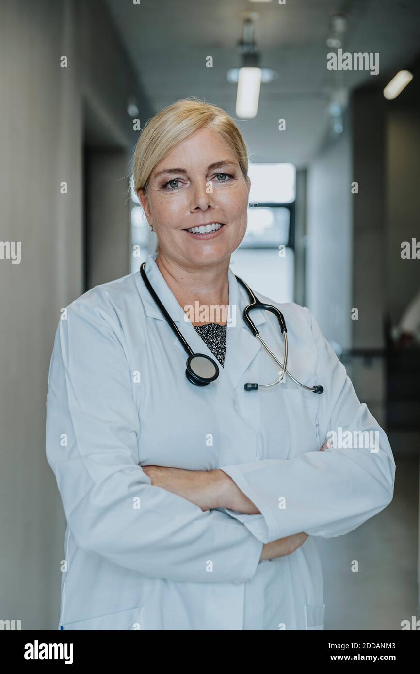 Beautiful doctor standing arms crossed hi-res stock photography and ...