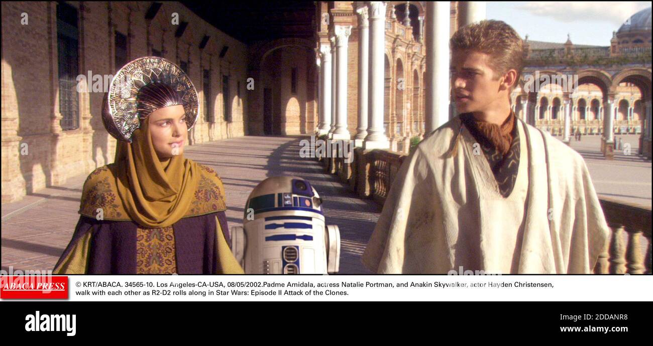 NO FILM, NO VIDEO, NO TV, NO DOCUMENTARY - © KRT/ABACA. 34565-10. Los Angeles-CA-USA, 08/05/2002.Padme Amidala, actress Natalie Portman, and Anakin Skywalker, actor Hayden Christensen, walk with each other as R2-D2 rolls along in Star Wars: Episode II Attack of the Clones. Stock Photo