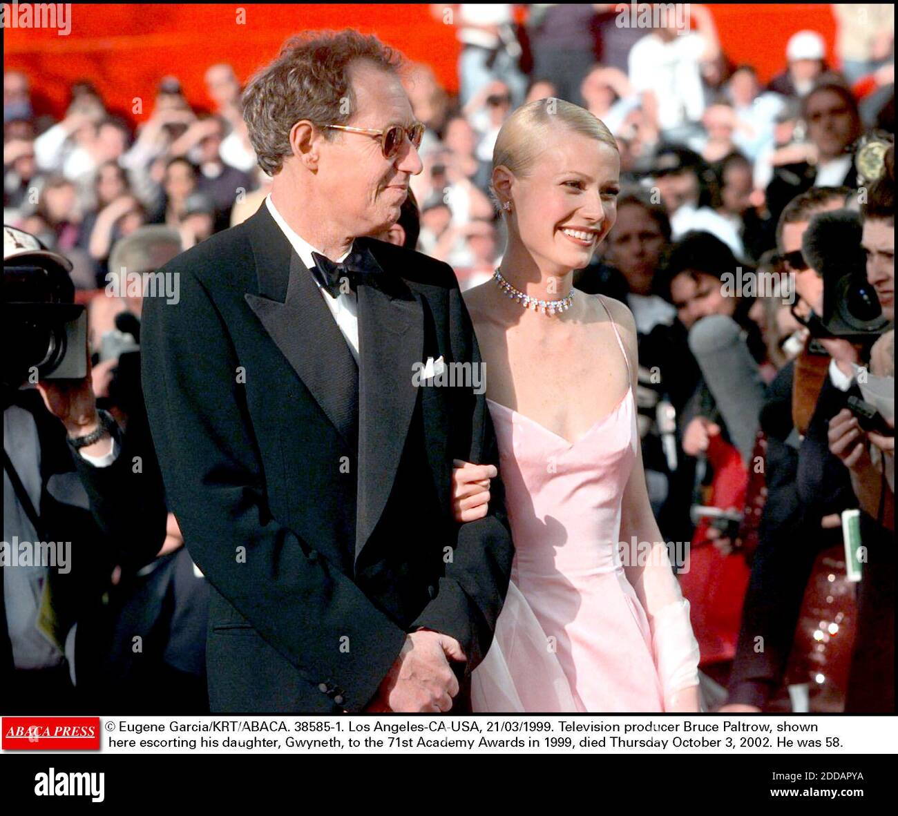 NO FILM, NO VIDEO, NO TV, NO DOCUMENTARY - © Eugene Garcia/KRT/ABACA. 38585-1. Los Angeles-CA-USA, 21/03/1999. Television producer Bruce Paltrow, shown here escorting his daughter, Gwyneth, to the 71st Academy Awards in 1999, died Thursday October 3, 2002. He was 58. Stock Photo