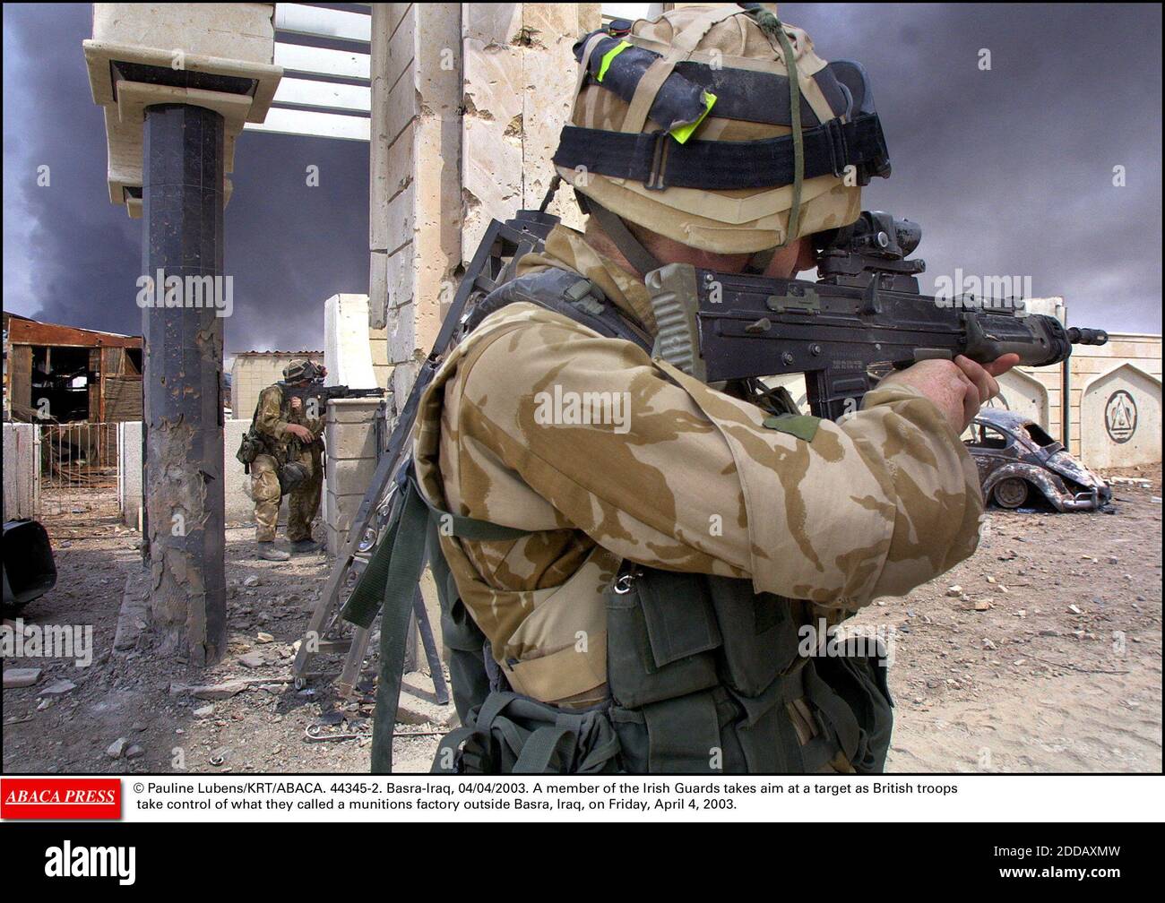 NO FILM, NO VIDEO, NO TV, NO DOCUMENTARY - © Pauline Lubens/KRT/ABACA. 44345-2. Basra-Iraq, 04/04/2003. A member of the Irish Guards takes aim at a target as British troops take control of what they called a munitions factory outside Basra, Iraq, on Friday, April 4, 2003. Stock Photo