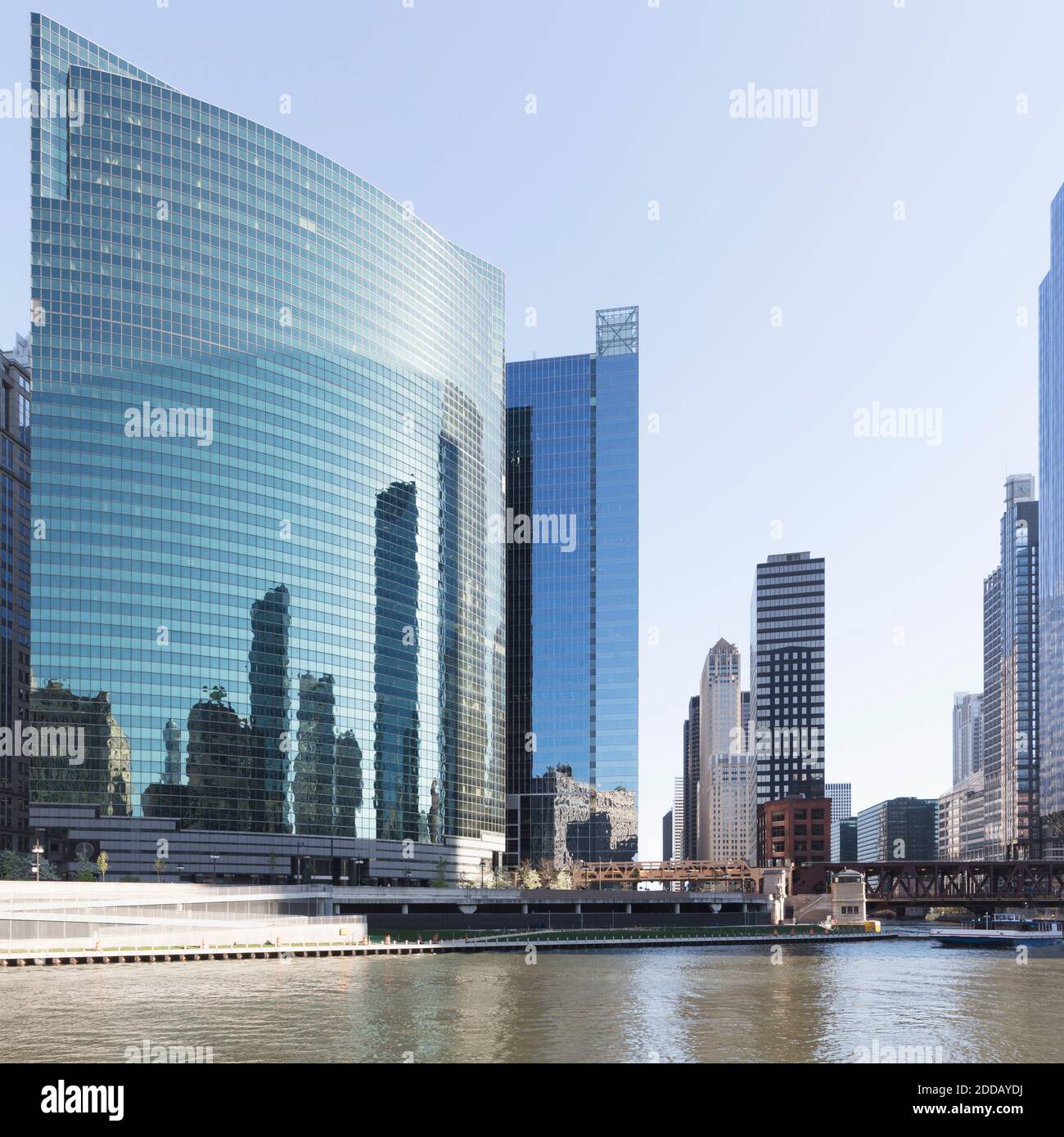 333 wacker drive building on river chicago hi-res stock photography and 