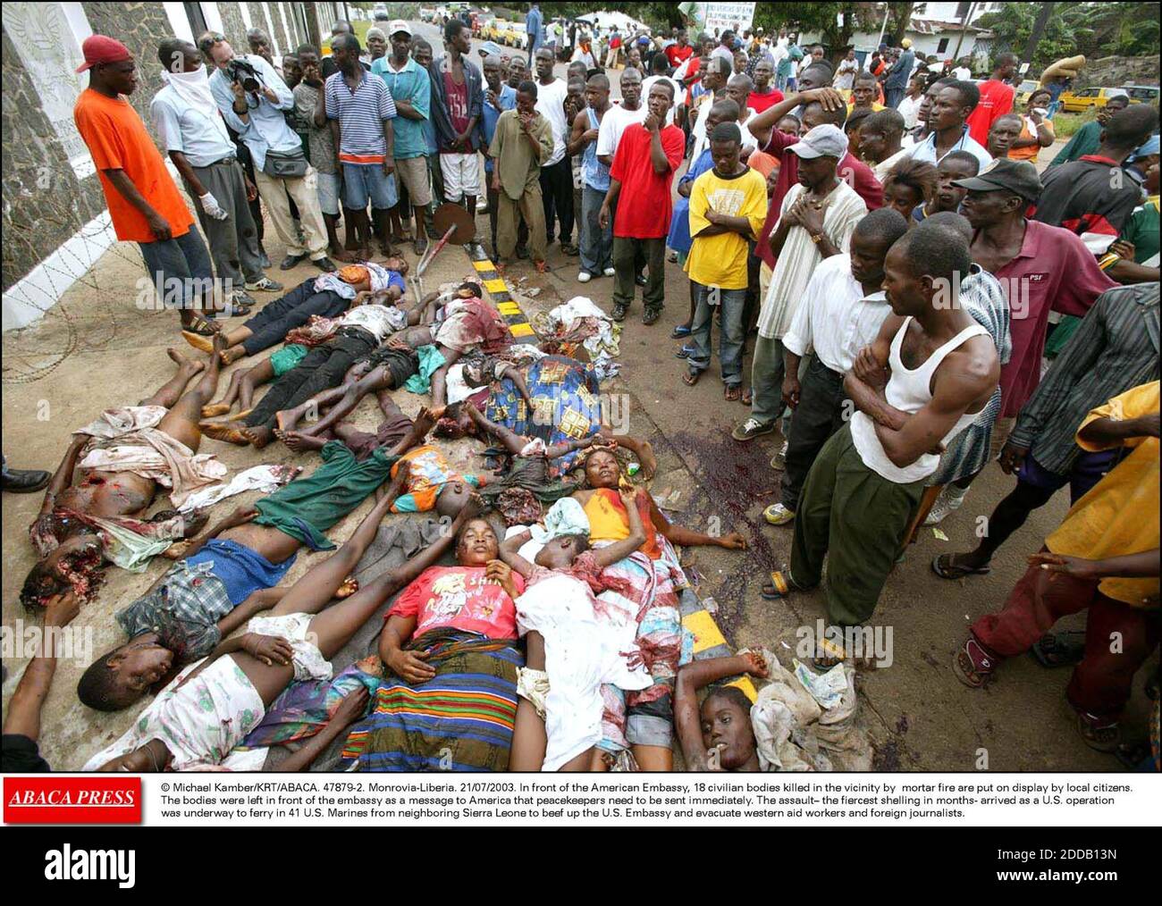 NO FILM, NO VIDEO, NO TV, NO DOCUMENTARY - © Michael Kamber/KRT/ABACA. 47879-2. Monrovia-Liberia. 21/07/2003. In front of the American Embassy, 18 civilian bodies killed in the vicinity by mortar fire are put on display by local citizens. The bodies were left in front of the embassy as a message t Stock Photo