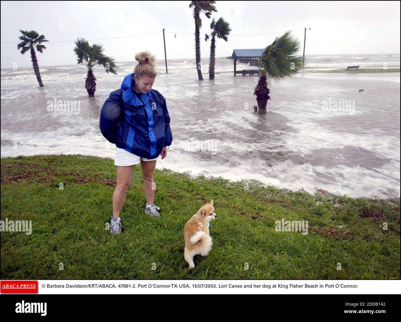 NO FILM, NO VIDEO, NO TV, NO DOCUMENTARY - © Barbara Davidson/KRT/ABACA. 47661-2. Port O'Connor-TX-USA, 15/07/2003. Lori Canes and her dog at King Fisher Beach in Port O'Connor. Stock Photo