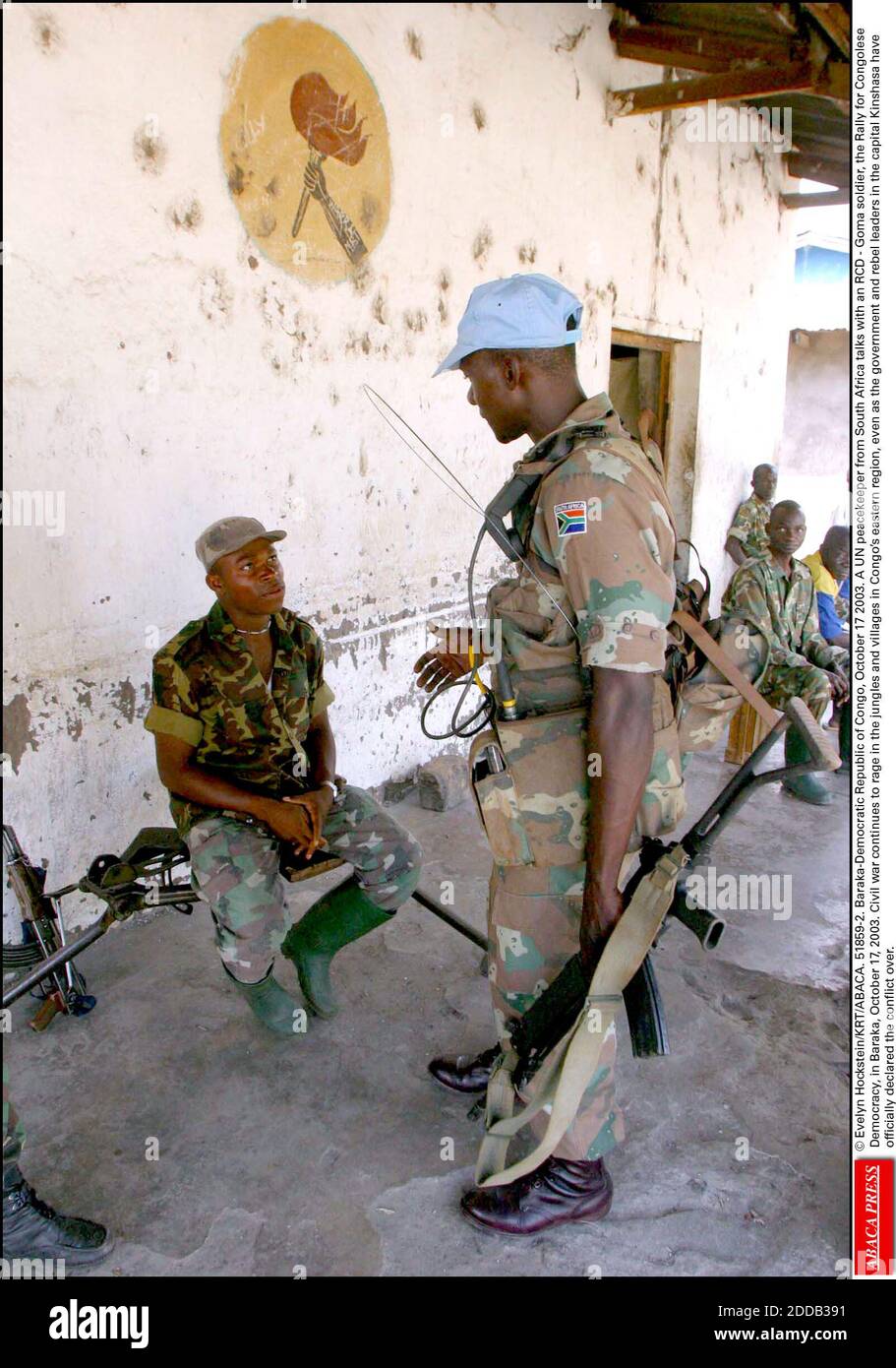 NO FILM, NO VIDEO, NO TV, NO DOCUMENTARY - © Evelyn Hockstein/KRT/ABACA. 51859-2. Baraka-Democratic Republic of Congo, October 17 2003. A UN peacekeeper from South Africa talks with an RCD - Goma soldier, the Rally for Congolese Democracy, in Baraka, October 17, 2003. Civil war continues to rage i Stock Photo