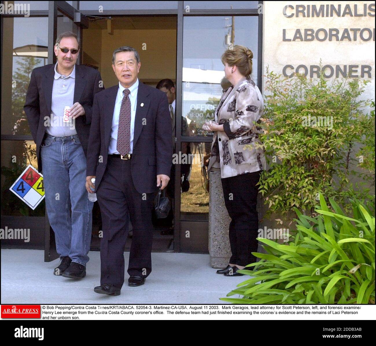 NO FILM, NO VIDEO, NO TV, NO DOCUMENTARY - © Bob Pepping/Contra Costa Times/KRT/ABACA. 52054-3. Martinez-CA-USA, August 11 2003. Mark Geragos, lead attorney for Scott Peterson, left, and forensic examiner Henry Lee emerge from the Contra Costa County coroner's office. The defense team had just fin Stock Photo