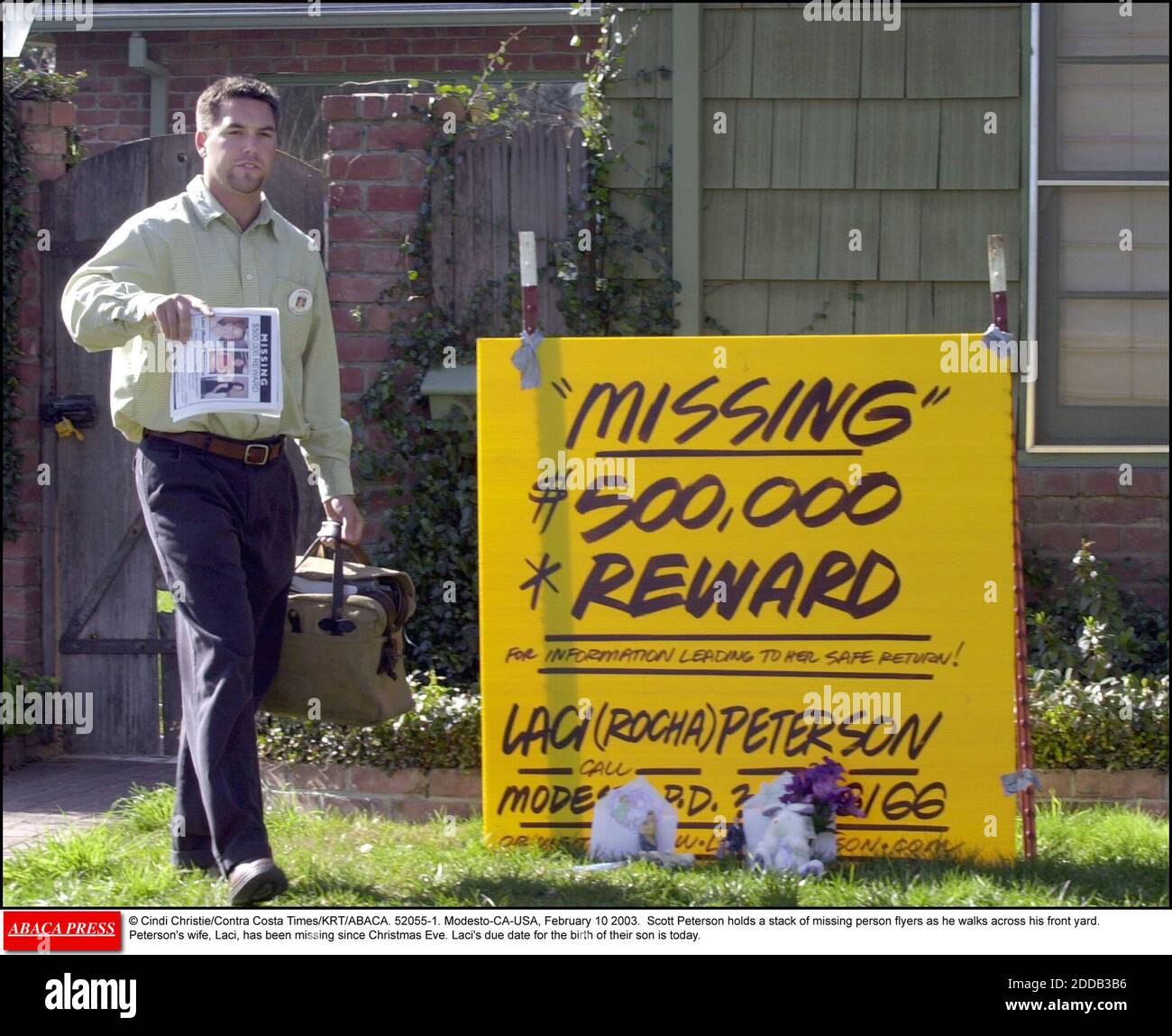 NO FILM, NO VIDEO, NO TV, NO DOCUMENTARY - © Cindi Christie/Contra Costa Times/KRT/ABACA. 52055-1. Modesto-CA-USA, February 10 2003. Scott Peterson holds a stack of missing person flyers as he walks across his front yard. Peterson's wife, Laci, has been missing since Christmas Eve. Laci's due date Stock Photo