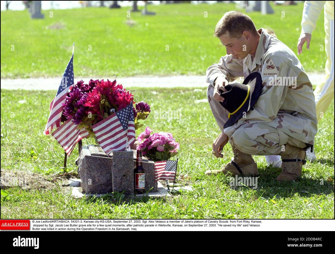 NO FILM, NO VIDEO, NO TV, NO DOCUMENTARY - © Joe Ledford/KRT/ABACA. 54321-3. Kansas city-KS-USA, September 27, 2003. Sgt. Alex Velasco a member of Jake's platoon of Cavalry Scouts from Fort Riley, Kansas, stopped by Sgt. Jacob Lee Butler grave site for a few quiet moments, after patriotic parade i Stock Photo