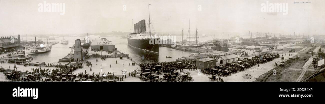 RMS LUSITANIA docks in New York on her maiden voyage, 13 September 1907. Stock Photo