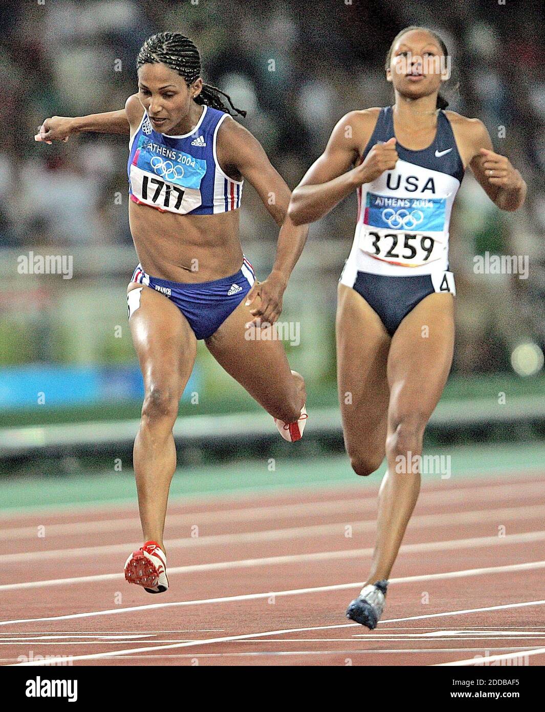 NO FILM, NO VIDEO, NO TV, NO DOCUMENTARY - Christine Arron of France, left, and Allyson Felix of the United States cross the finish line in the 200 meters in the 2004 Olympic Games on Monday, August 23, 2004. Photo by Al Diaz/Miami Herald Press/KRT/ABACA. Stock Photo