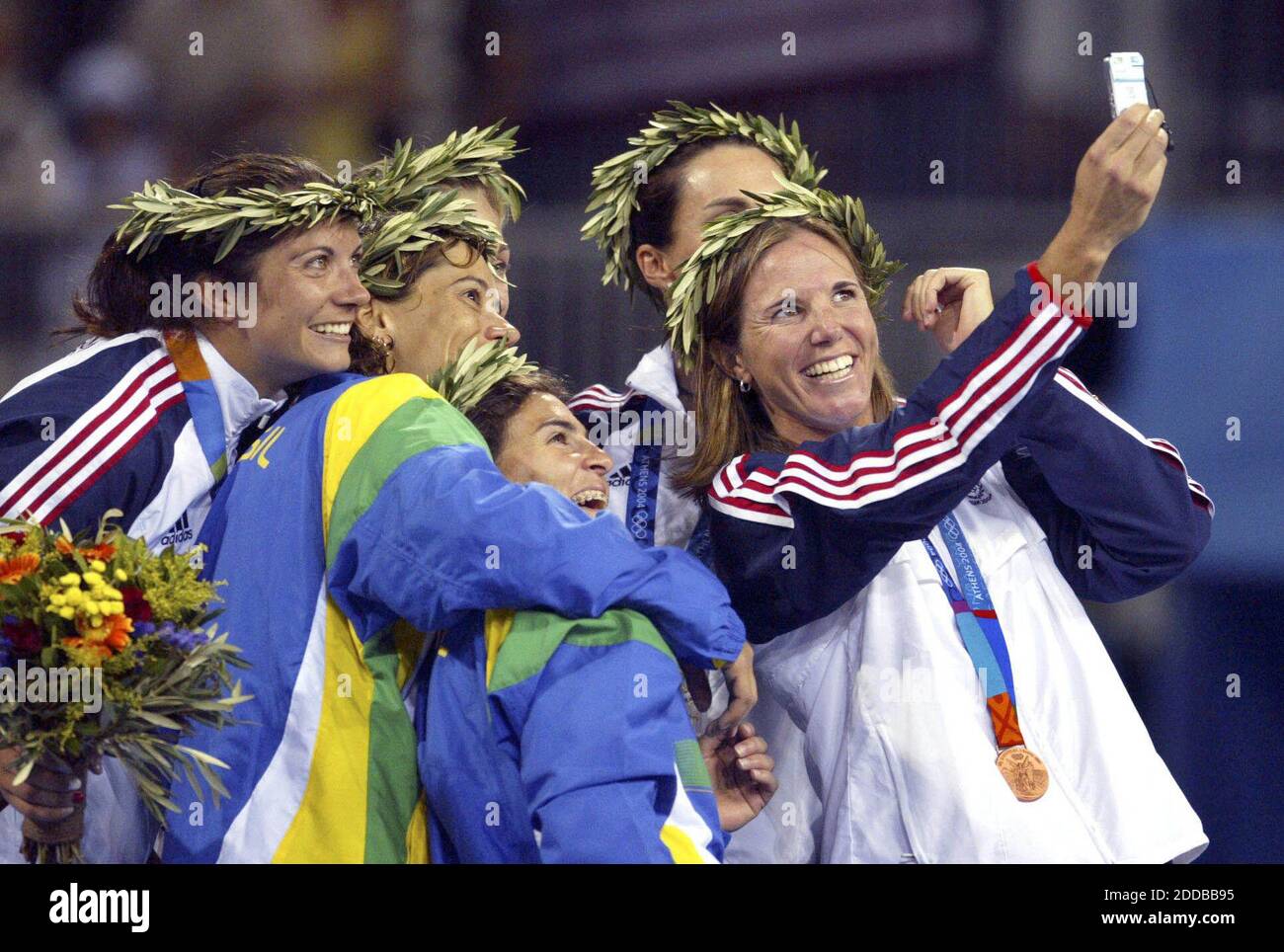 NO FILM, NO VIDEO, NO TV, NO DOCUMENTARY - Bronze medalist Elaine Youngs, right, of the United States takes a group picture of the six medalists in beach volleyball in the 2004 Olympic Games on Tuesday, August 24, 2004. Photo by David Eulitt/Kansas City Star/KRT/ABACA Stock Photo