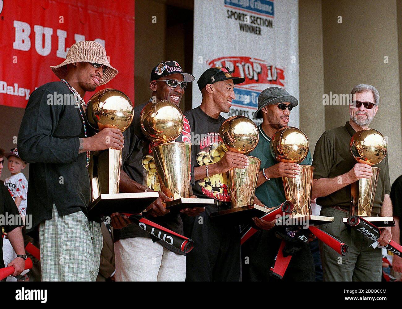 Michael Jordan with coach Phil Jackson during the 1997 NBA Finals against  the Utah Jazz Stock Photo - Alamy