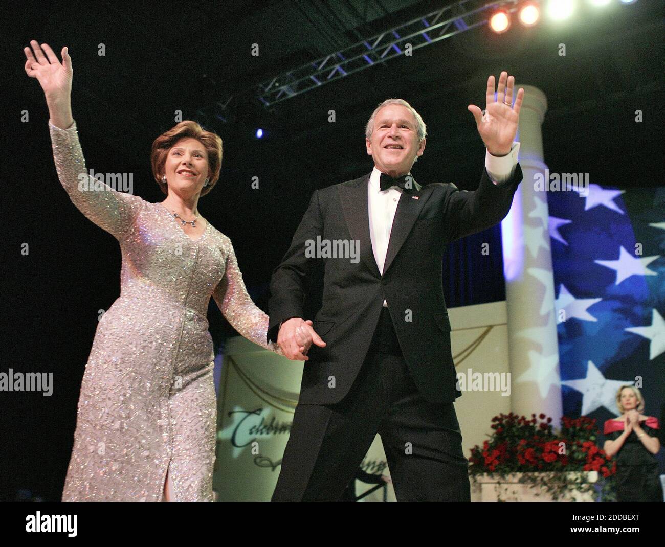 NO FILM, NO VIDEO, NO TV, NO DOCUMENTARY - President George W. Bush and first lady Laura Bush wave to the crowd at the Independence Ball, part of the inauguration festivities in Washington, DC, USA, on January 20, 2005. Photo by Chuck Kennedy/US News Story Slugged/KRT/ABACA. Stock Photo