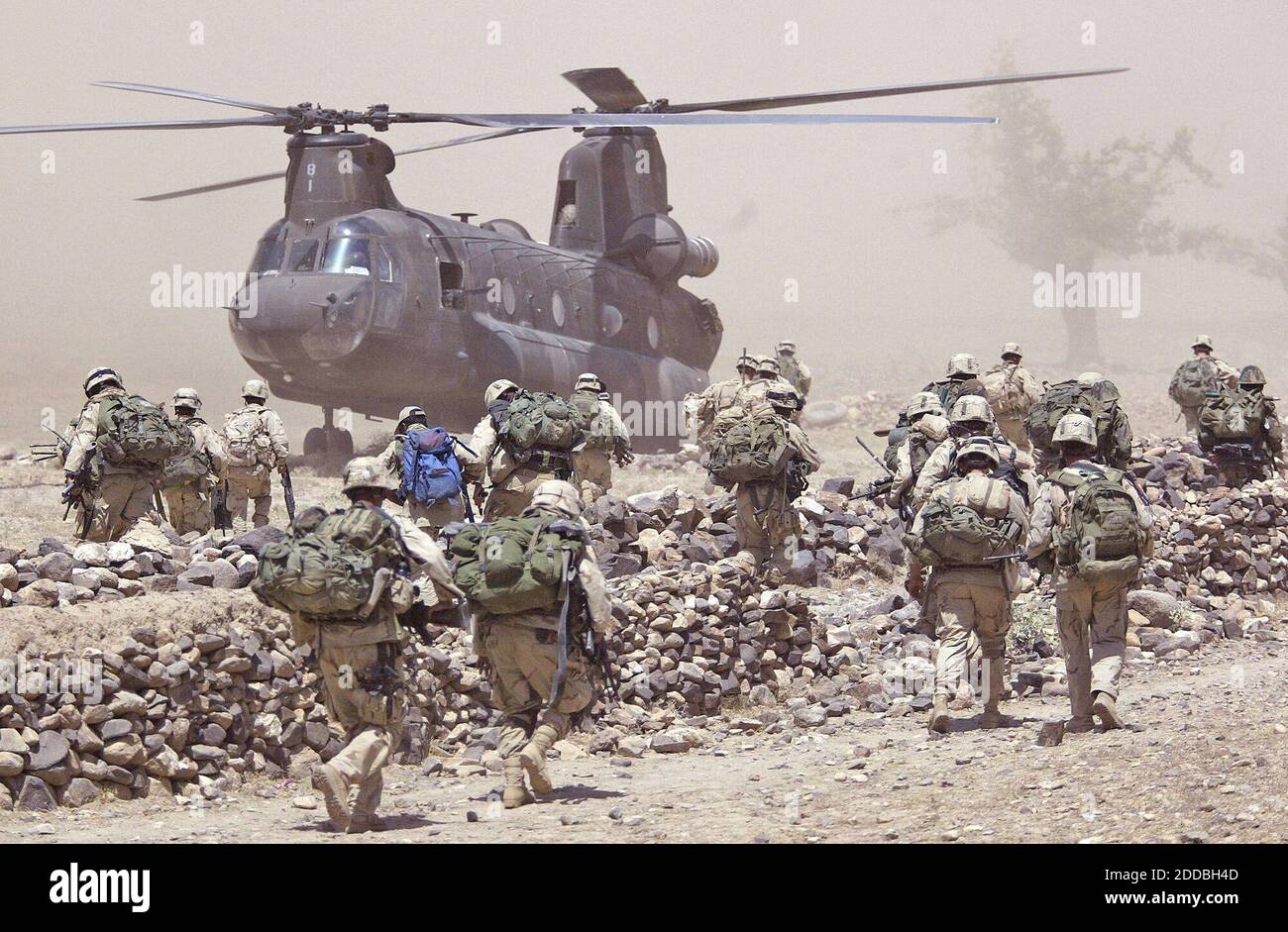 NO FILM, NO VIDEO, NO TV, NO DOCUMENTARY - Soldiers from Battle Company, 2nd Batt. Airborne, 503rd Infantry, 173rd Airborne Brigade rush to board a waiting Chinook helicopter while participating in Operation Como in the Deh Chopan District of Zabul Province, Afghanistan, on August 10, 2005. Photo by Tom Pennington/Fort Worth Star-Telegram/KRT/ABACAPRESS.COM. Stock Photo