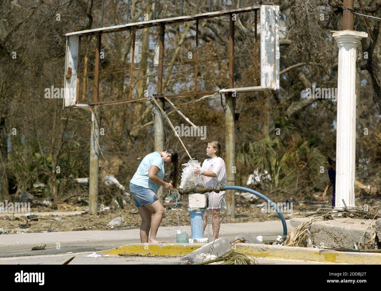 NO FILM, NO VIDEO, NO TV, NO DOCUMENTARY - Wandy Lamey (L) gets help from Dannelle Wright in washing her hair at a hydrant in Biloxi, Mississippi, USA, on Friday, September 2, 2005. Photo by Karl Mondon/Contra Costa Times/KRT/ABACAPRESS.COM Stock Photo