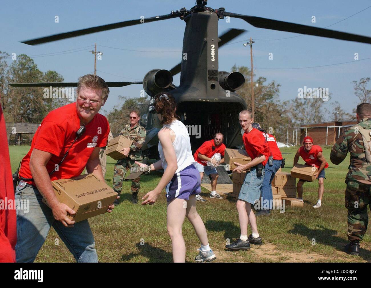 NO FILM, NO VIDEO, NO TV, NO DOCUMENTARY - Saucier Fire and Rescue Department James Barnett (L) and other volunteers unload boxes of bottled water from a militarty Chinook helicopter at the Saucier Elementary School on U.S. 49 in Biloxi, Mississippi, USA, on Friday, September 2, 2005. The water was handed out at a relief station for Hurricane Katrina vicitms at the school. Photo by David Purdy/Biloxi Sun Herald/KRT/ABACAPRESS.COM Stock Photo