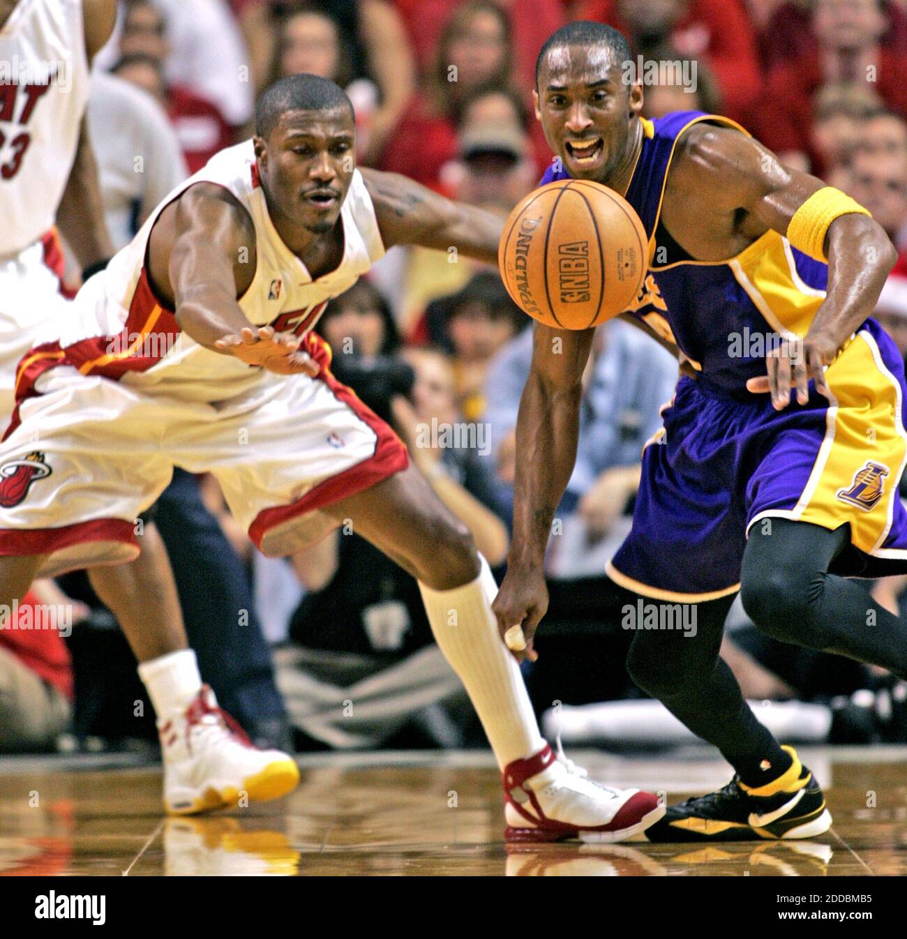NO FILM, NO VIDEO, NO TV, NO DOCUMENTARY - It's a lose ball as Kobe Bryant of the Lakers and James Posey of the Heat scramble for control as the Miami Heat beat the Los Angeles Lakers 97-92 on December 25, 2005 in Miami, FL, USA. Photo by Al Diaz/Miami Herald/KRT/Cameleon/ABACAPRESS.COM. Stock Photo