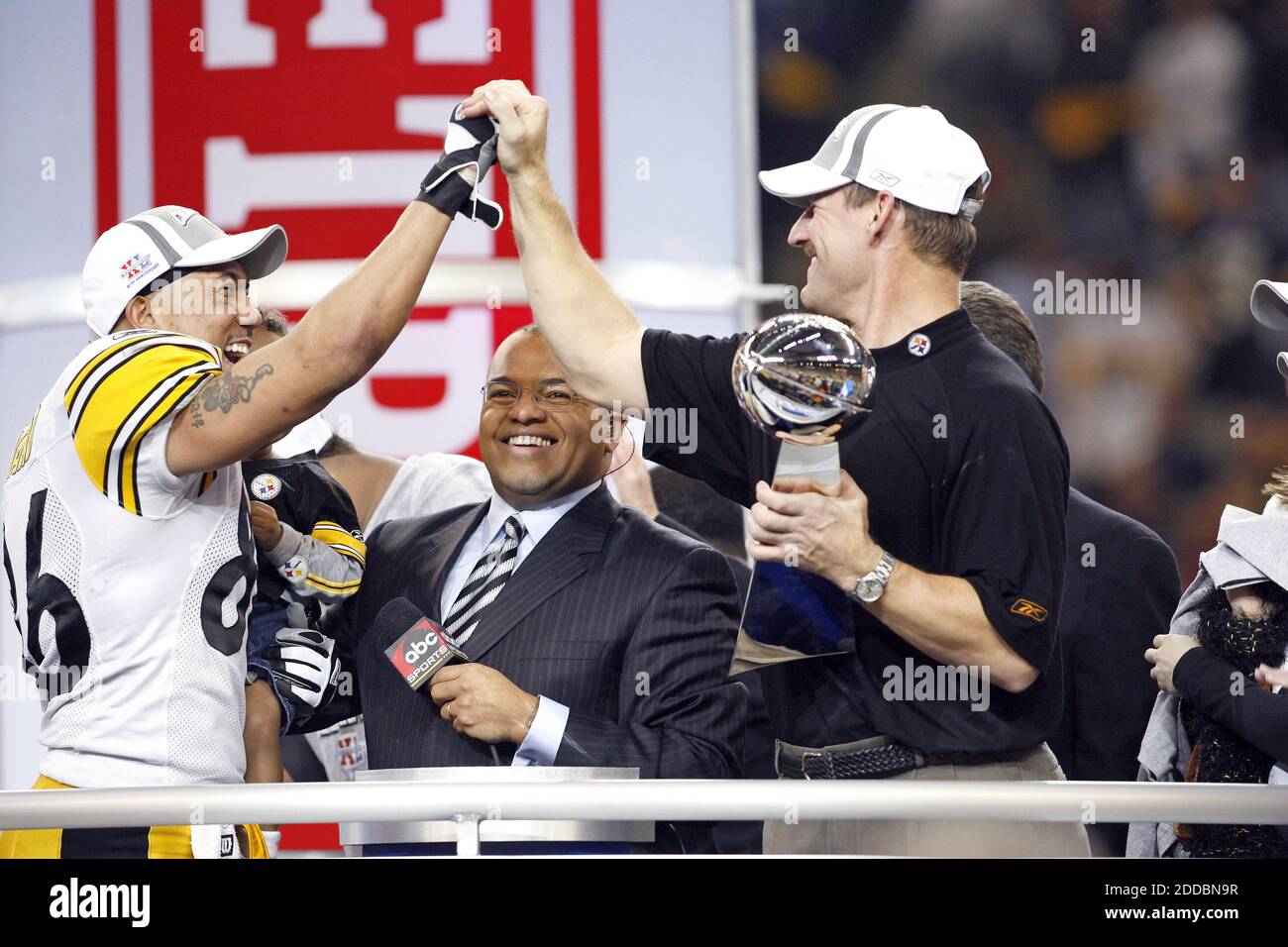 NO FILM, NO VIDEO, NO TV, NO DOCUMENTARY - Pittsburgh Steelers Hines Ward, the game MVP, and head coach Mike Cowher celebrate with the Lombardi Trophy after a 21-10 victory over the Seattle Seahawks in Super Bowl XL in Detroit, Michigan, USA, on February 5, 2006. Photo by Mark Cornelison/Lexington Herald-Leader/KRT/Cameleon/ABACAPRESS.COM Stock Photo