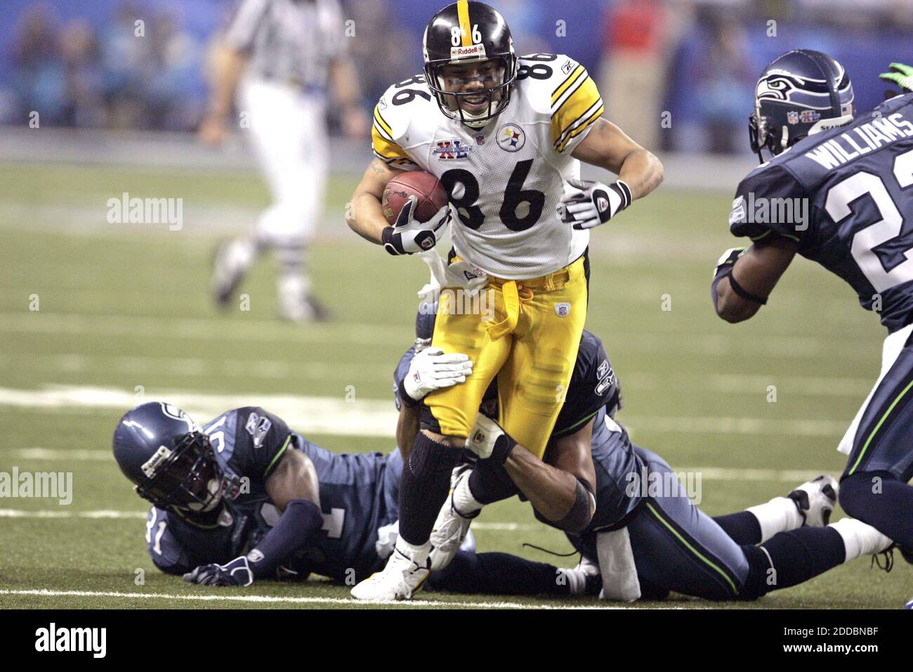 NO FILM, NO VIDEO, NO TV, NO DOCUMENTARY - Pittsburgh Steelers receiver Hines Ward (86) makes a gain against the Seattle Seahawks in the second half of Super Bowl XL in Detroit, MI, USA, on February 5, 2006. Photo by Ed Suba Jr./Akron Beacon Journal/KRT/Cameleon/ABACAPRESS.COM Stock Photo