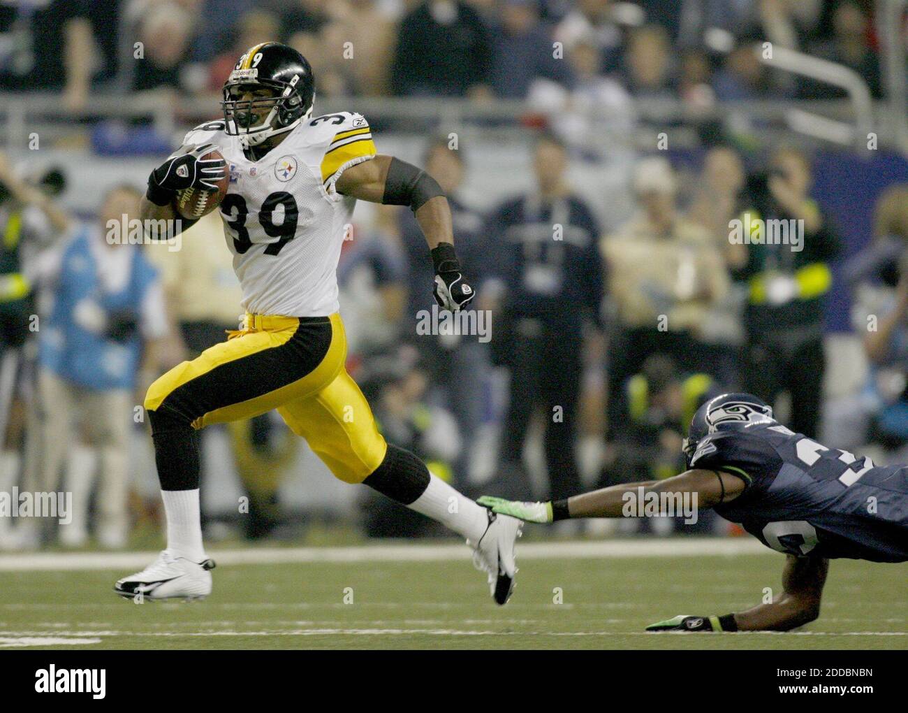 NO FILM, NO VIDEO, NO TV, NO DOCUMENTARY - Pittsburgh Steelers' Willie Parker eludes a Seattle Seahawks defender on his way to a touchdown in the third quarter during the Steelers 21-10 win over the Seahawks at Super Bowl XL in Detroit, Michigan, USA, on February 5, 2006. Photo by David Gilkey/Detroit Free Press/KRT/Cameleon/ABACAPRESS.COM Stock Photo