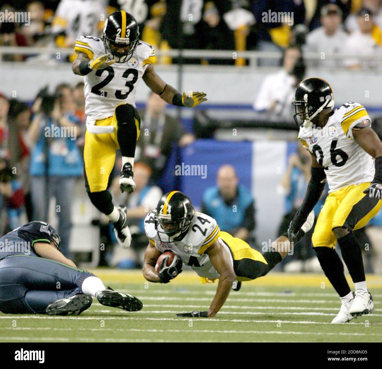 NO FILM, NO VIDEO, NO TV, NO DOCUMENTARY - Pittsburgh Steelers' Ike Taylor (24) returns an interception during the fourth quarter of Super Bowl XL at Ford Field in Detroit, Michigan, USA, on February 5, 2006. Photo by Mandi Wright/Detroit Free Press/KRT/Cameleon/ABACAPRESS.COM Stock Photo