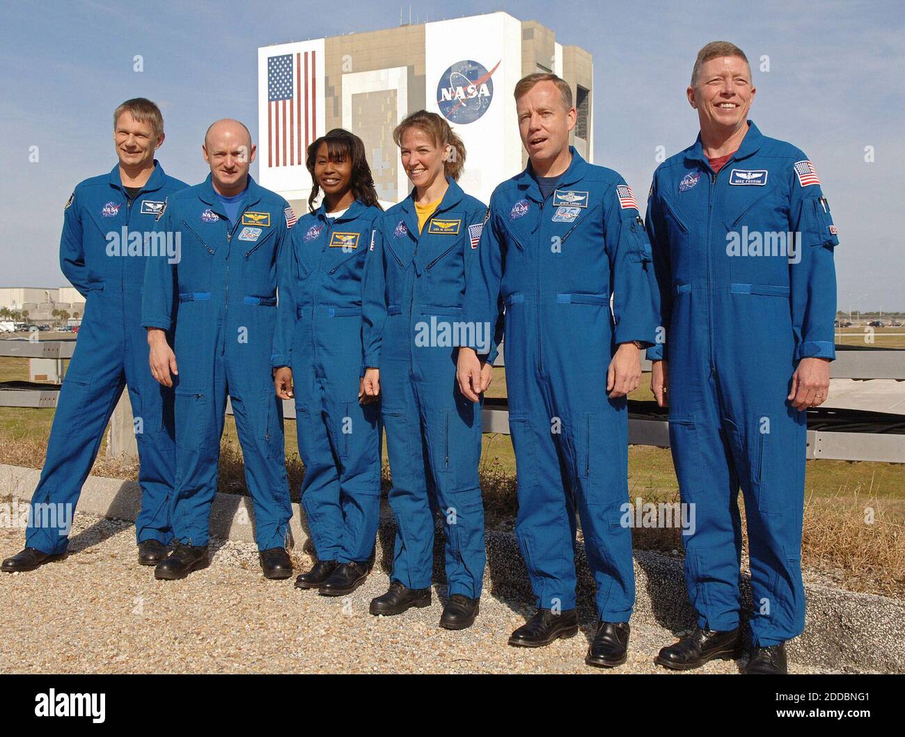 NO FILM, NO VIDEO, NO TV, NO DOCUMENTARY - Space shuttle Discovery, STS-121, crew members, from left, Mission Specialist Piers Sellers, Pilot Mark Kelly, Mission Specialists Stephanie Wilson, Lisa Nowak, Commander Steven Lindsey and Mission Specialist Michael Fossum pose for a photo February 17, 2006 at Kennedy Space Center in Florida. Six of the 7 crew members are taking part in the crew equipment interface test at the Kennedy Space Center. The STS-121 mission is scheduled to launch no earlier than May of 2006. Photo by Red Huber/Orlando Sentinel/KRT/ABACAPRESS.COM Stock Photo