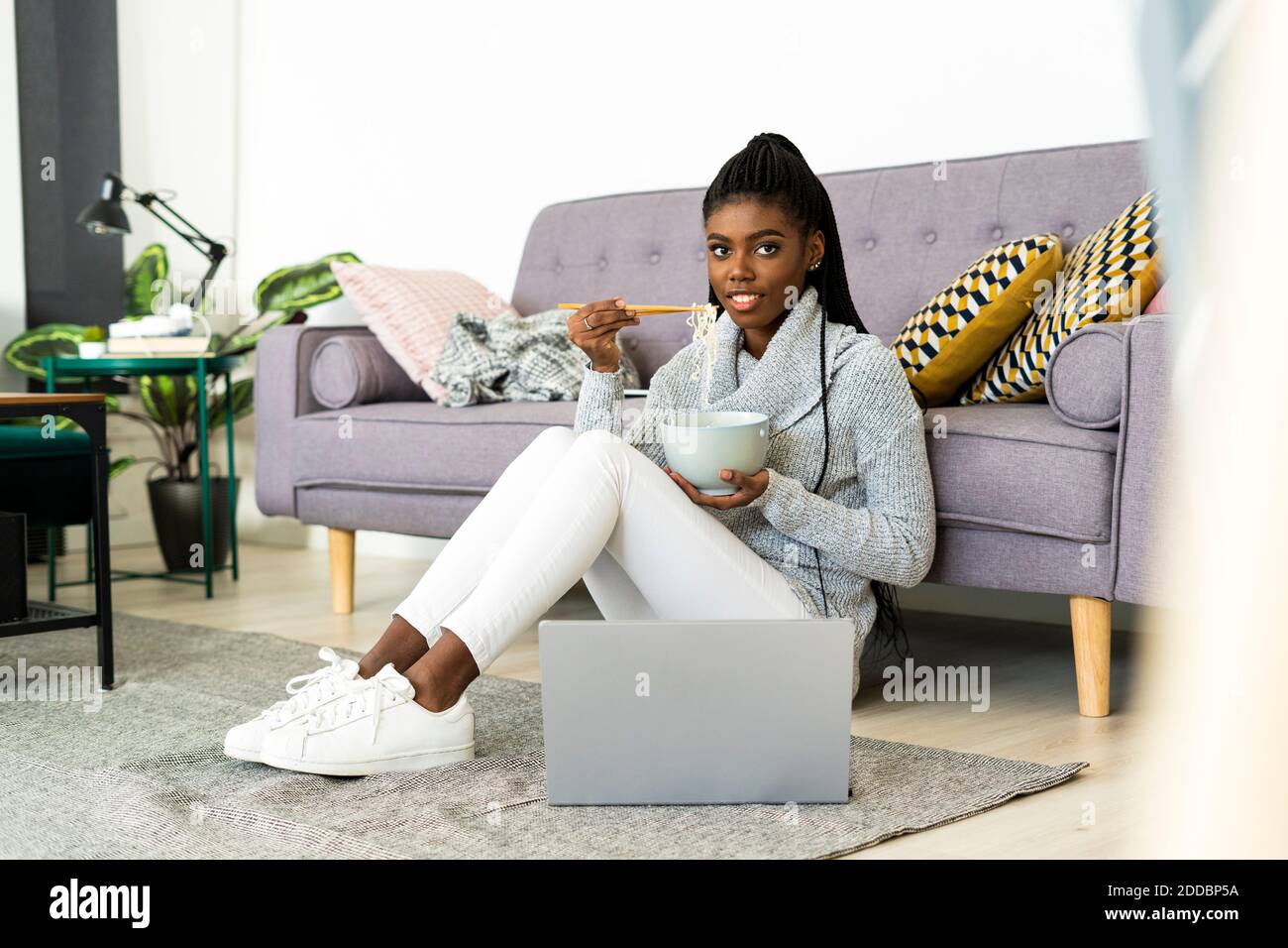 Asian woman sitting on the floor hi-res stock photography and images ...