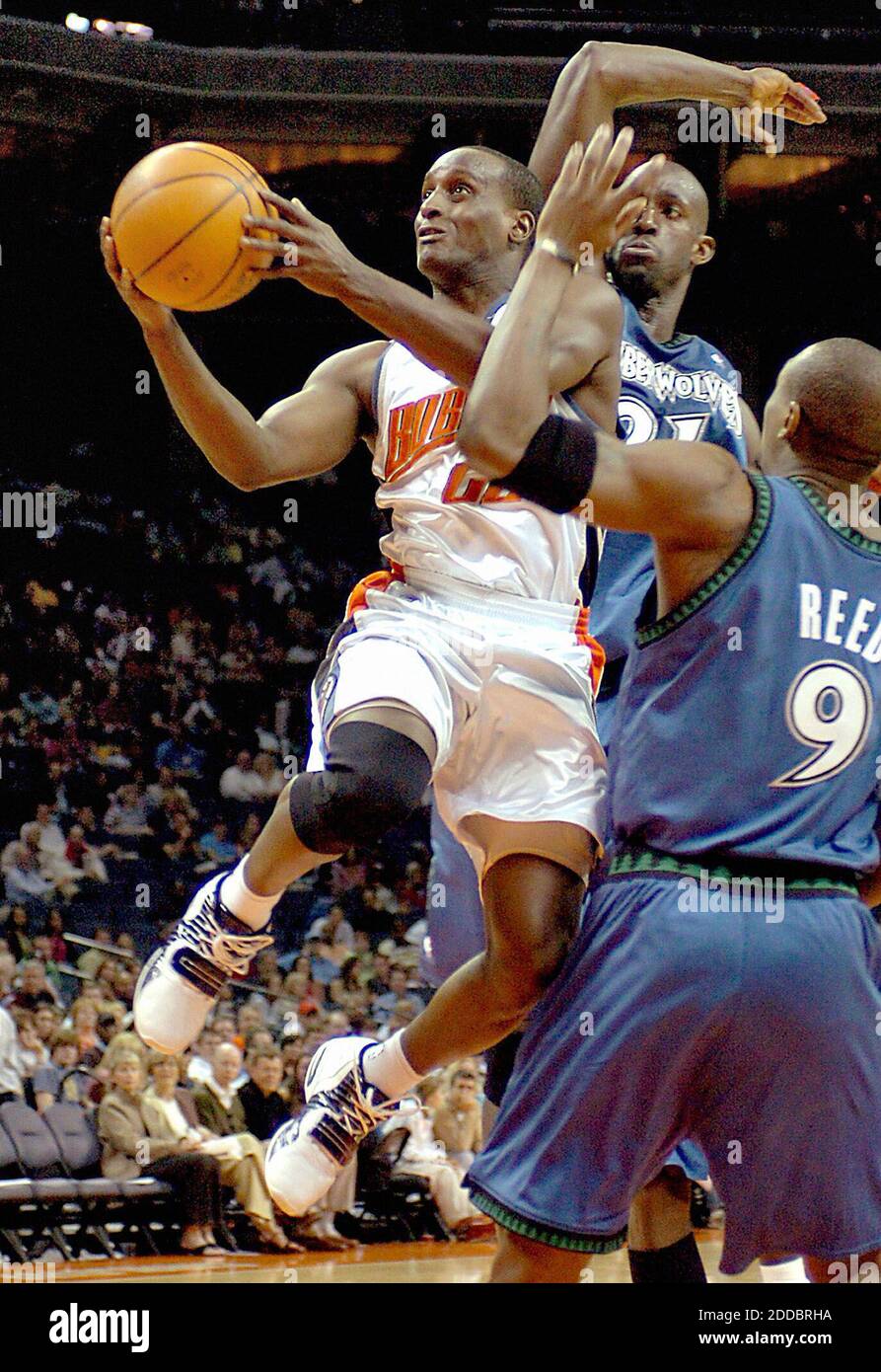 NO FILM, NO VIDEO, NO TV, NO DOCUMENTARY - Charlotte Bobcats' Brevin Knight (22) drives past Minnesota Timberwolves' Kevin Garnett, back, and Justin Reed (9) on his way to a team-high 24 points. The Bobcats defeated the Timberwolves 97-92 at the Bobcats Arena in Charlotte in Charlotte, NC, USA on April 4, 2006. Photo by Christopher A. Record/Charlotte Observer/KRT/Cameleon/ABACAPRESS.COM Stock Photo