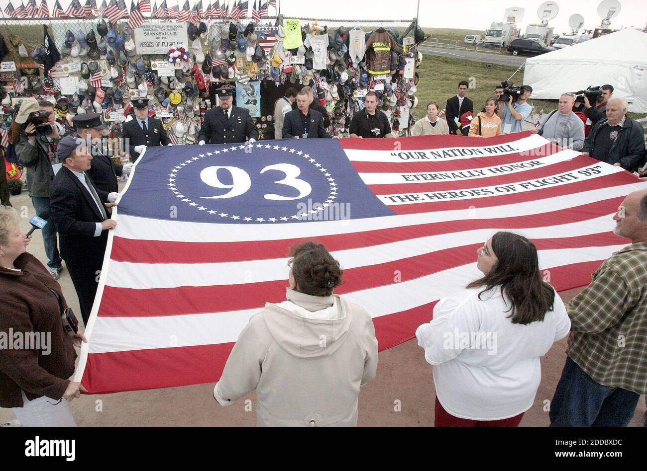 NO FILM, NO VIDEO, NO TV, NO DOCUMENTARY - Visitors unfurl a flag at the temporary memorial for the Flight 93 crash site in Shanksville, Pennsylvania, during the fifth anniversary of the 9/11 terrorist attacks on September 11, 2006. Photo by Laurence Kesterson/Philadelphia Inquirer/MCT/ABACAPRESS.COM Stock Photo
