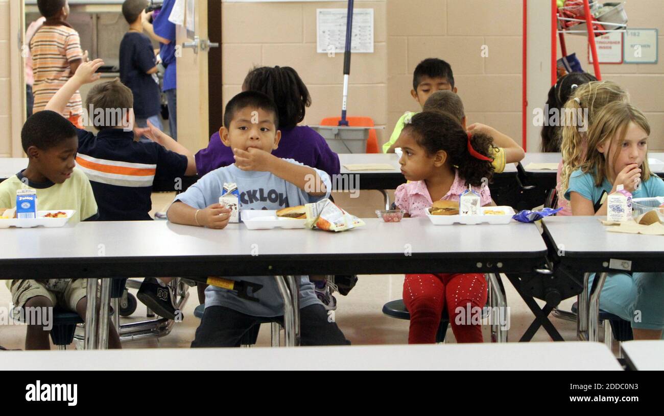 Children in line school cafeteria hi-res stock photography and images ...