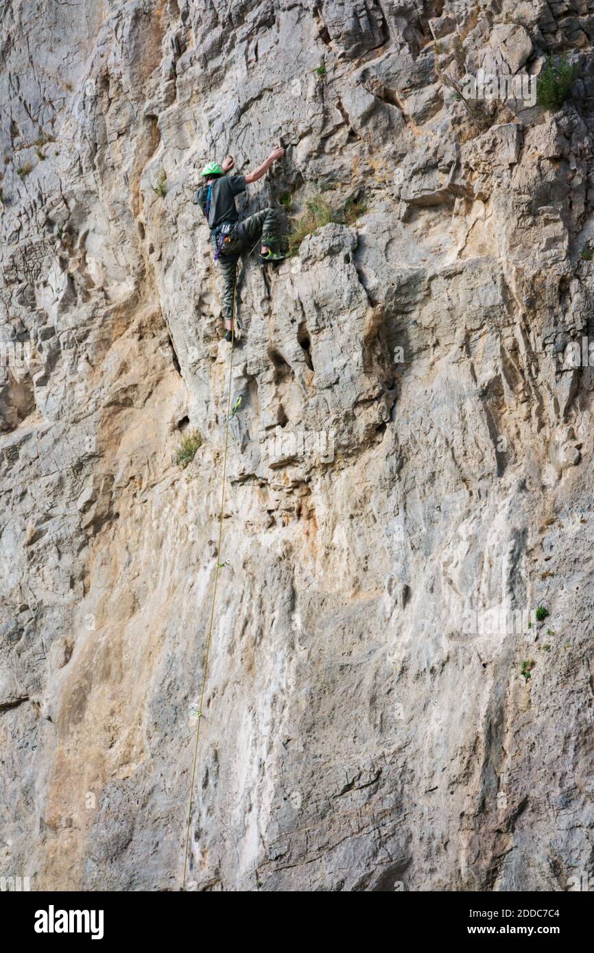 Man rock climbing rope hi-res stock photography and images - Alamy