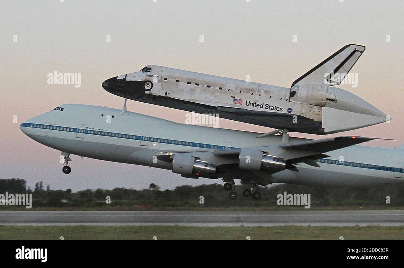 NO FILM, NO VIDEO, NO TV, NO DOCUMENTARY - Space shuttle Discovery atop a  modified 747 jumbo jet taxi's before leaving the Kennedy Space Center in  FL, USA, on Tuesday, April 17,