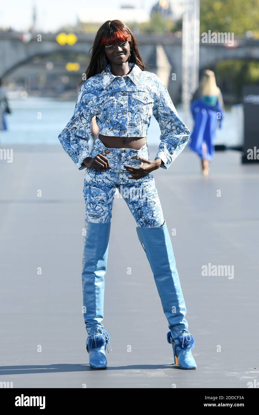 Duckie Thot walks the runway during Le Defile L'Oreal Paris as part of  Paris Fashion Week Womenswear Spring/Summer 2019 on September 30, 2018 in  Paris, France. Photo by Laurent Zabulon/ABACAPRESS.COM Stock Photo -