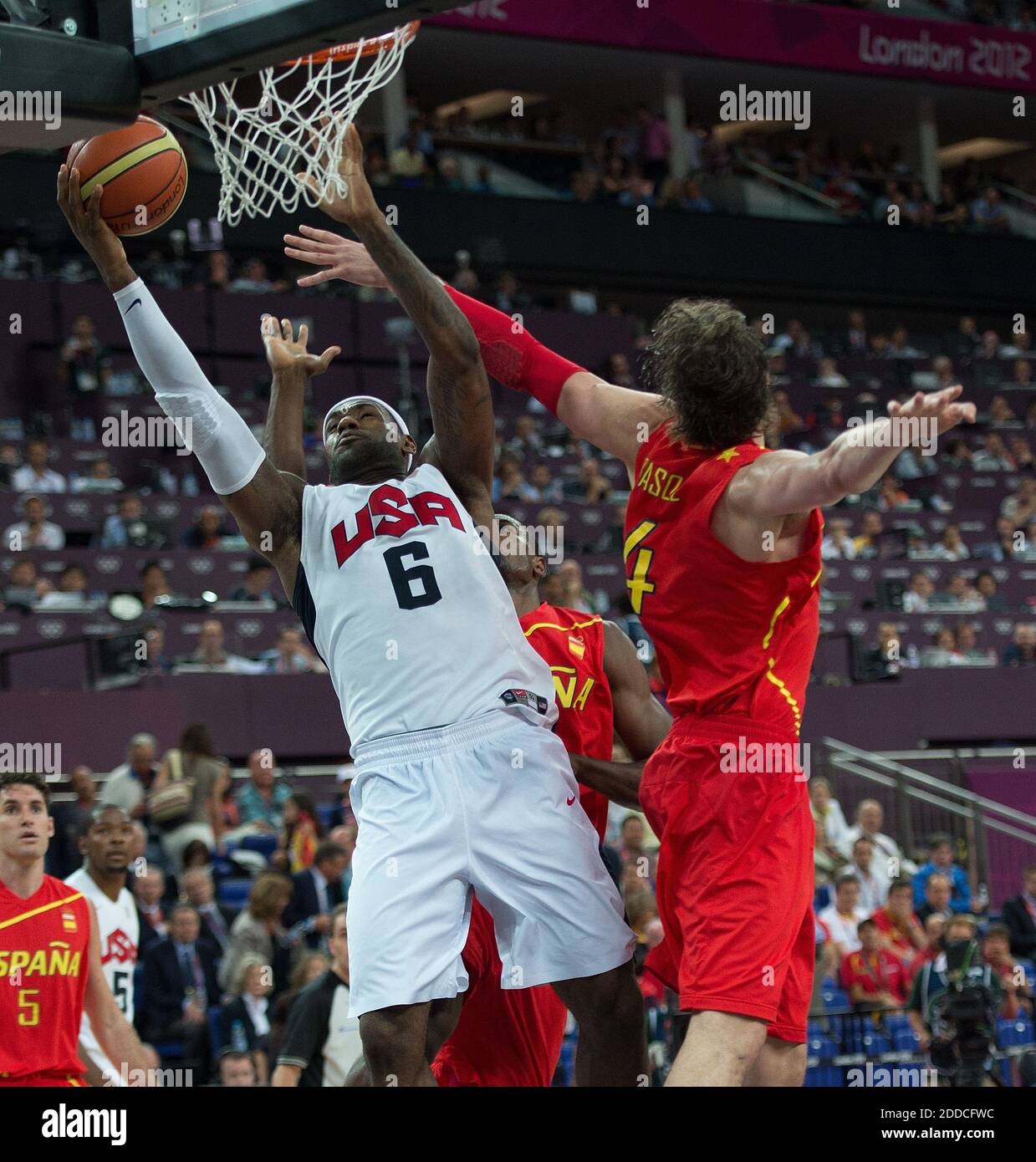 Pau gasol and lebron james hi-res stock photography and images - Alamy, image size:1239x1390