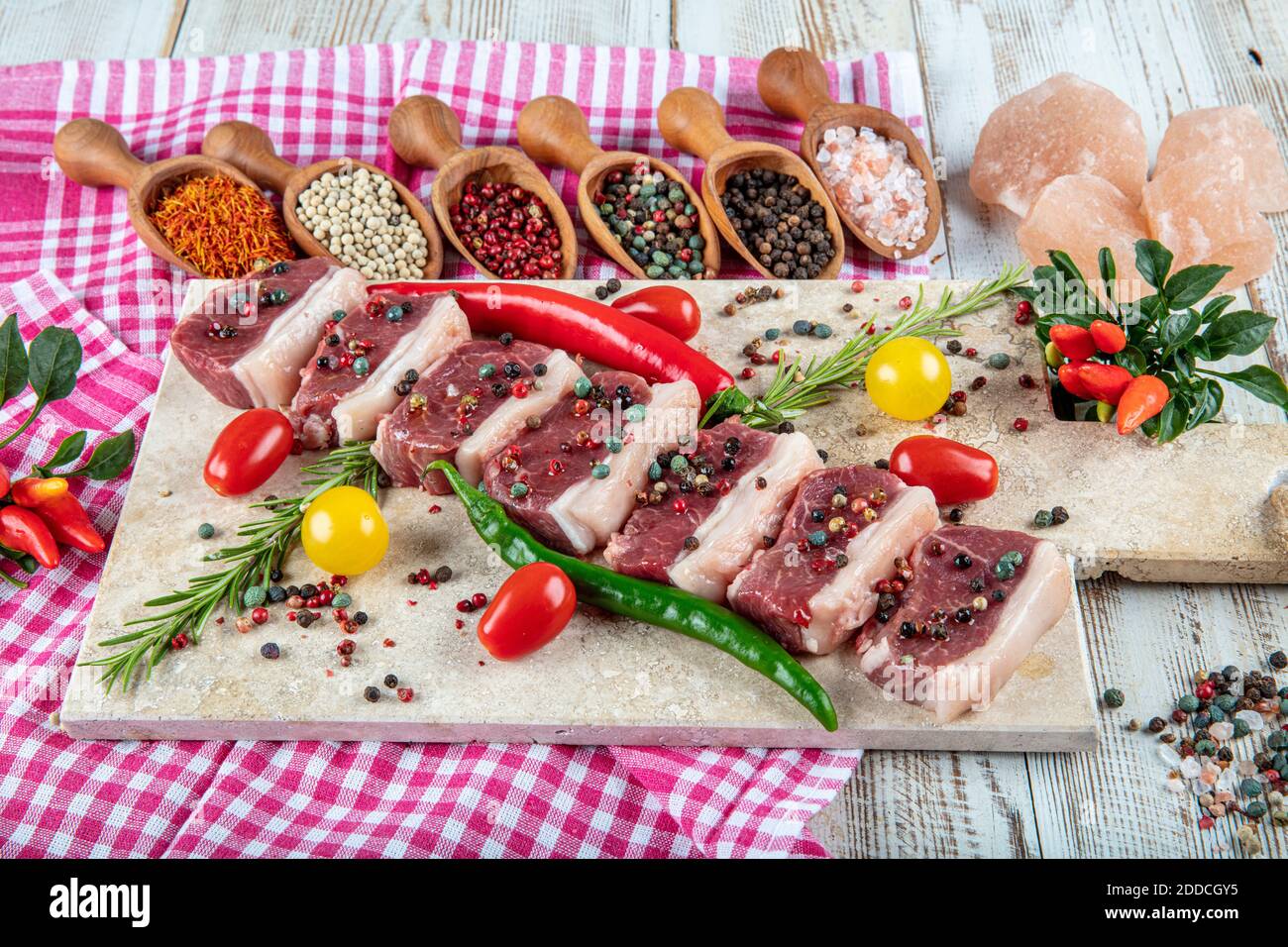 Raw lamb chops with fresh mint – License Images – 13200577 ❘ StockFood