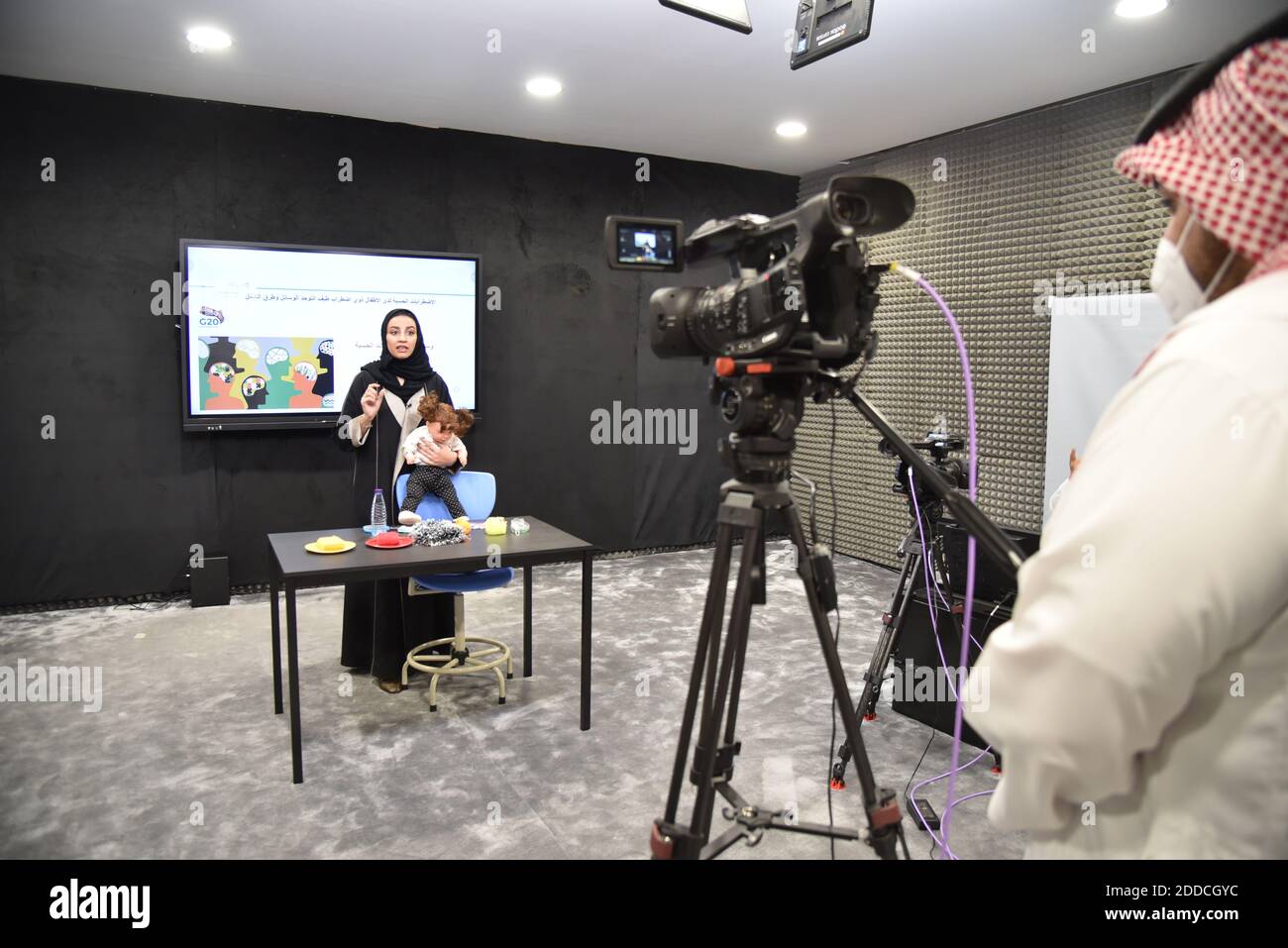 Riyadh, Saudi Arabia. 23rd Nov, 2020. A Saudi teacher participates in recording a lesson at Saudi Arabia's satellite broadcasting school in Riyadh, Saudi Arabia, on Nov. 23, 2020. Saudi Arabia's satellite broadcasting school films 214 educational lessons daily for the kingdom's students to continue learning amid the ongoing COVID-19 pandemic, said Mohammed al-Muqbel, Saudi deputy minister for general education. Credit: Tu Yifan/Xinhua/Alamy Live News Stock Photo