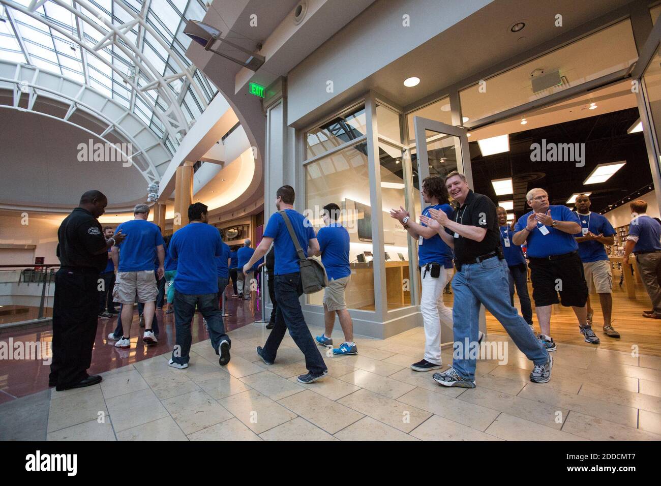 Orlando,FL/USA-9/30/19: An Apple store with people waiting to get in to  purchase an Apple iPhone 11 Stock Photo - Alamy