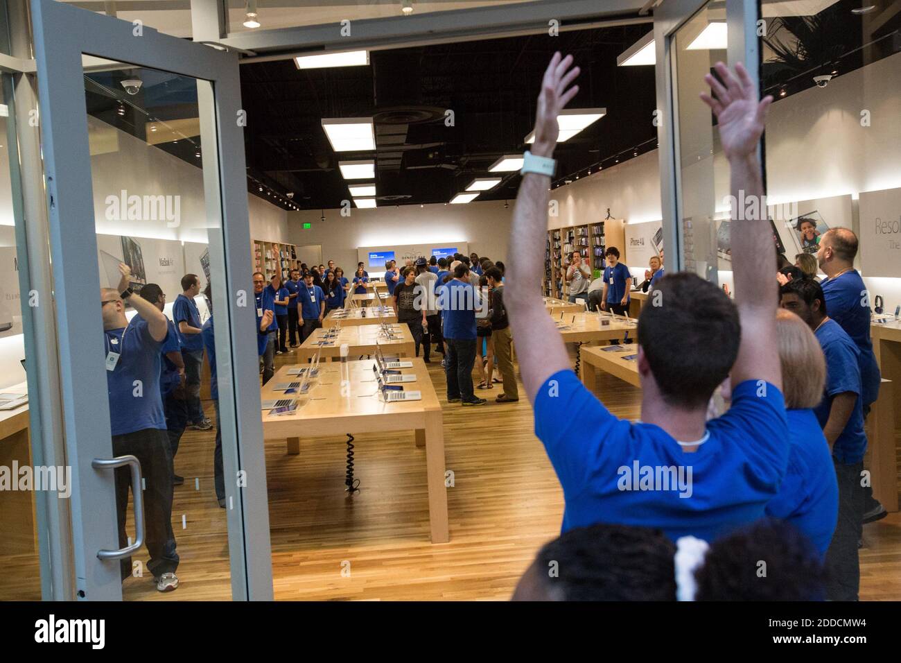 Orlando,FL/USA-9/30/19: An Apple store with people waiting to get in to  purchase an Apple iPhone 11 Stock Photo - Alamy