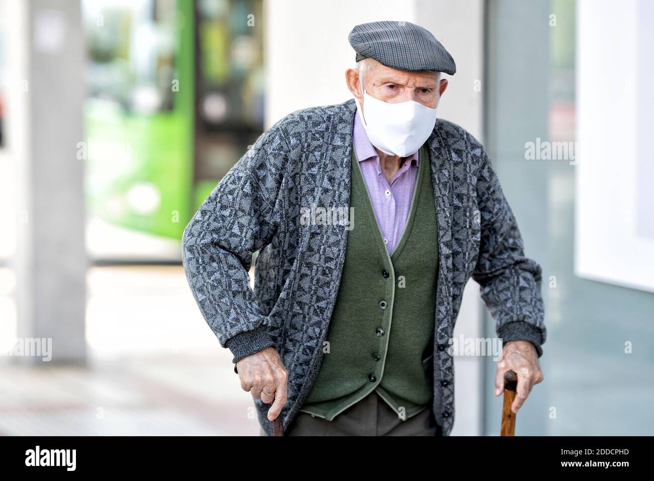 Senior man wearing flat cap hi-res stock photography and images - Alamy