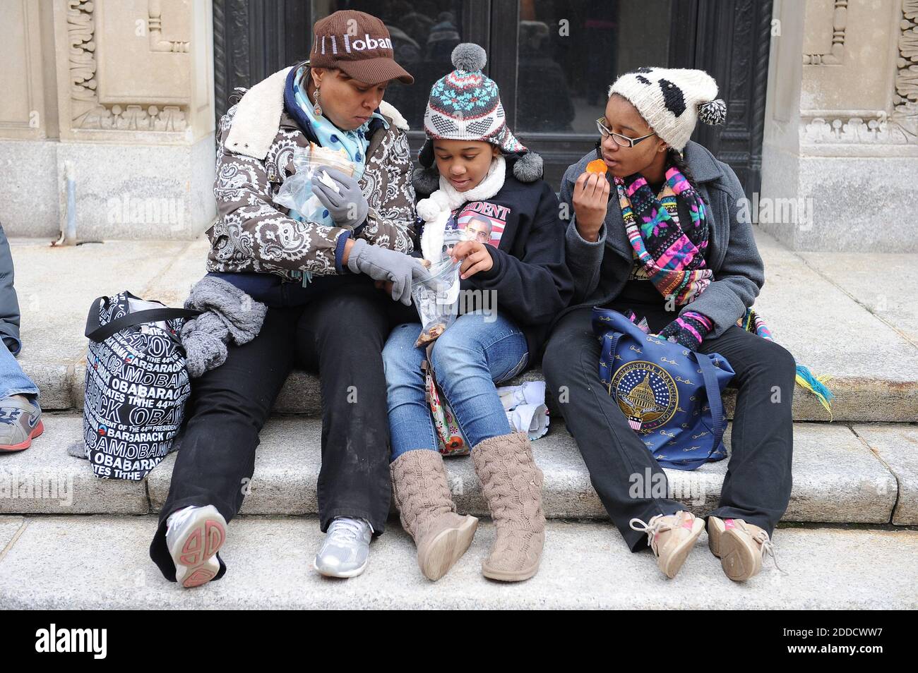 NO FILM, NO VIDEO, NO TV, NO DOCUMENTARY - Madelyn McLemore of St. Louis, Missouri, eats lunch with her daughters Jesslyn, 10, and Jaie, 13, Randle after listening to President Barack Obama take the oath of office during his ceremonial swearing-in, Monday, January 21, 2013 in Washington, DC, USA. Photo by Mary F. Calvert/MCT/ABACAPRESS.COM) Stock Photo