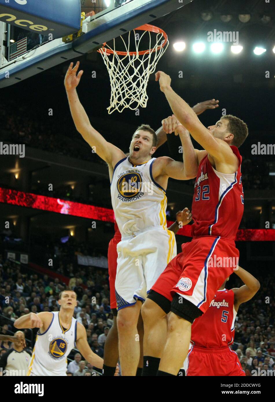 Los Angeles Blake Griffin (32) and Randy Foye (4) box out Orlando center Dwight  Howard (12) fighting for a rebound during the Magic's 101-85 victory over  the Clippers in an NBA basketball, image size:951x1390