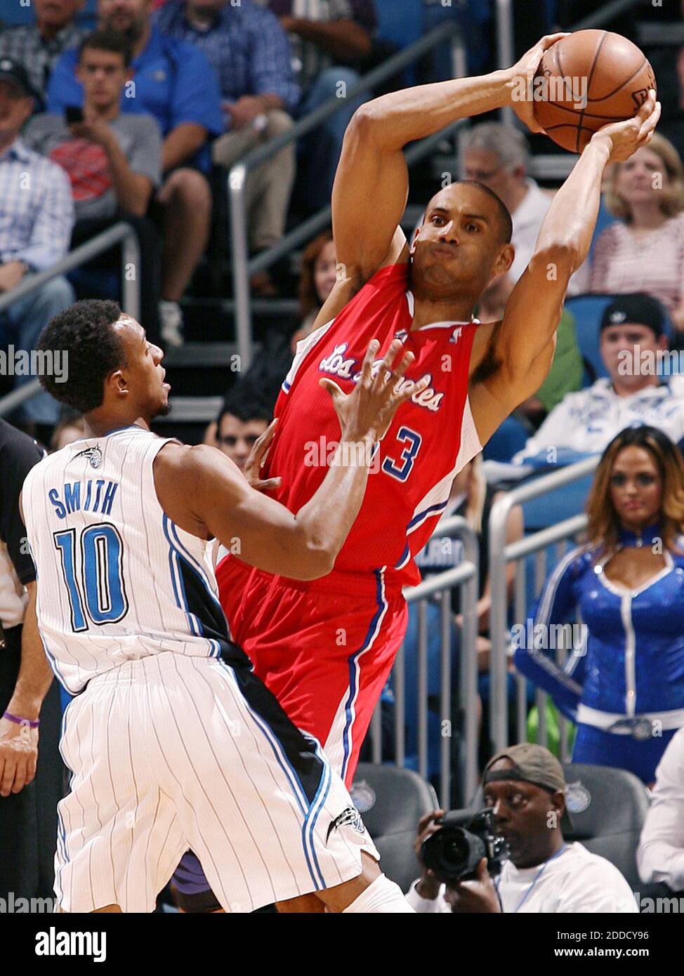 Grant Hill of the Los Angeles Clippers, front, challenges a player