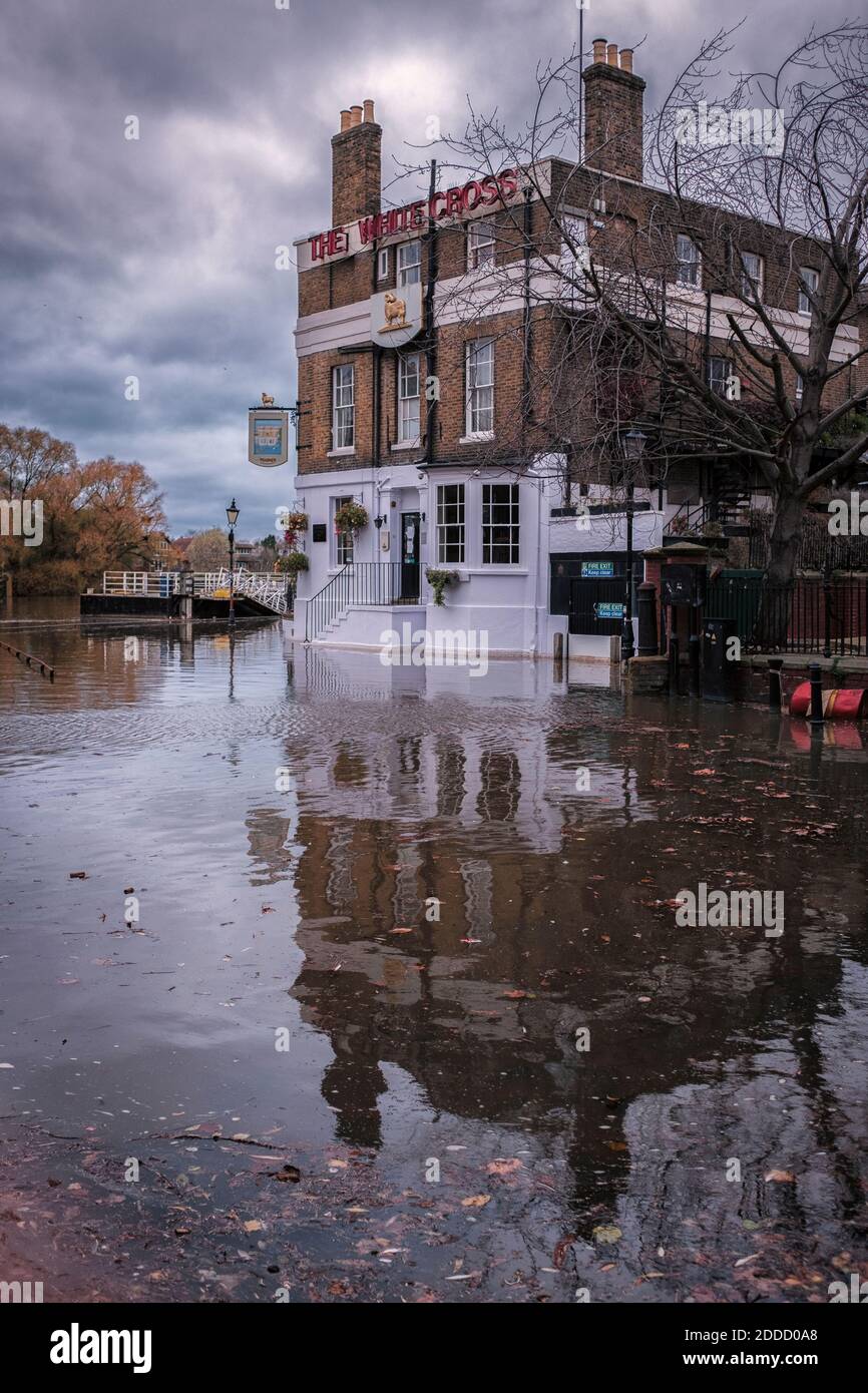 17 November 2020, Richmond Upon Thames ,Surrey, UK.The White Cross Public house at Richmond Riverside flooded during high tide. Stock Photo