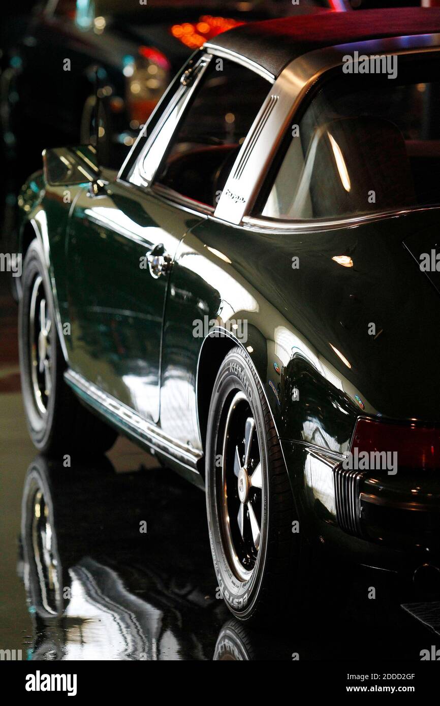 NO FILM, NO VIDEO, NO TV, NO DOCUMENTARY - North Texas car dealer Don Davis is selling some of his vast collection of rare cars including this 1975 Porsche 911S Targa. Photo by Paul Mosely/Fort Worth Star-Telegram/MCT/ABACAPRESS.COM Stock Photo