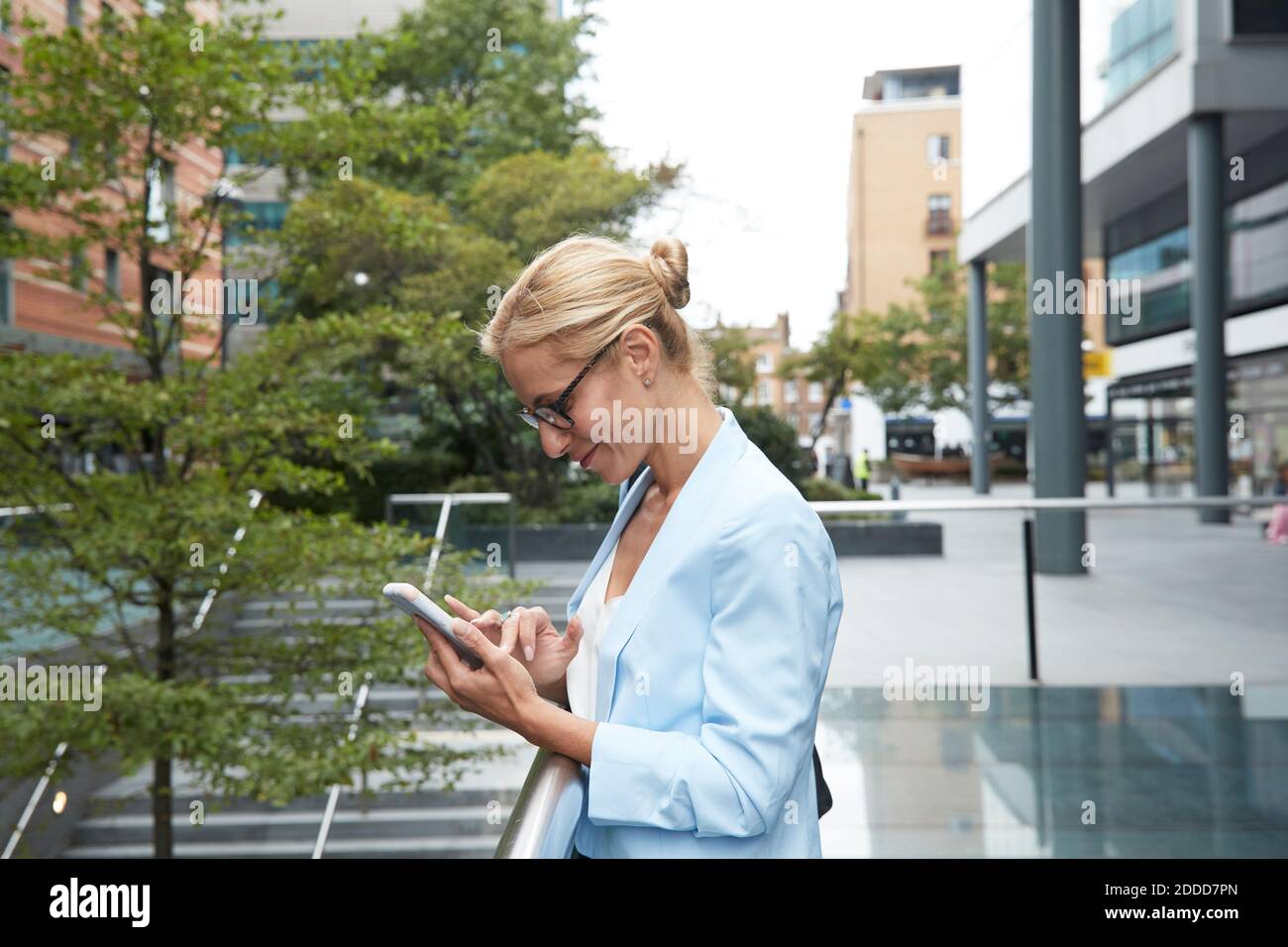 Mature woman smartphone london hi-res stock photography and images - Alamy