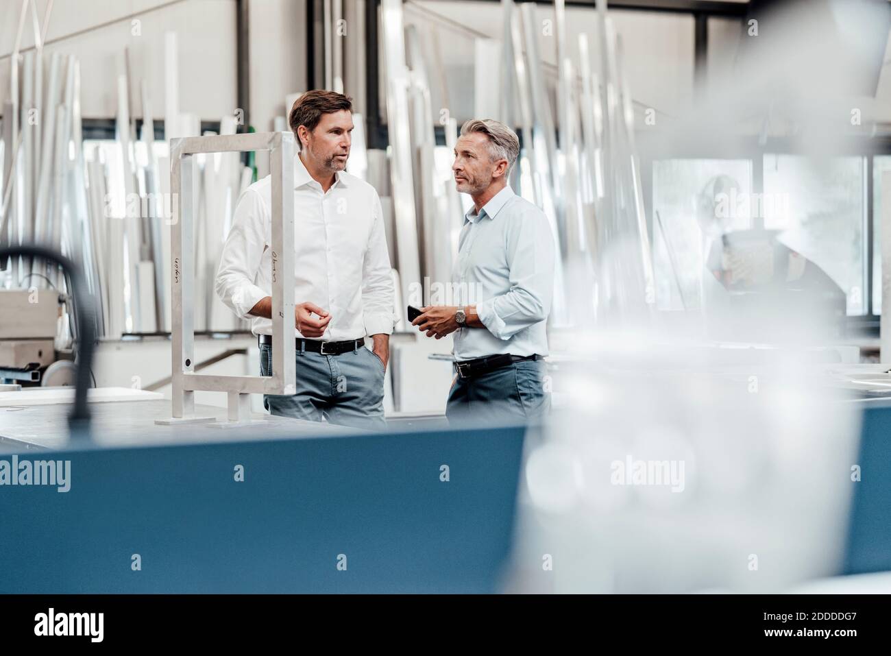 Three businessmen standing in line hi-res stock photography and images ...